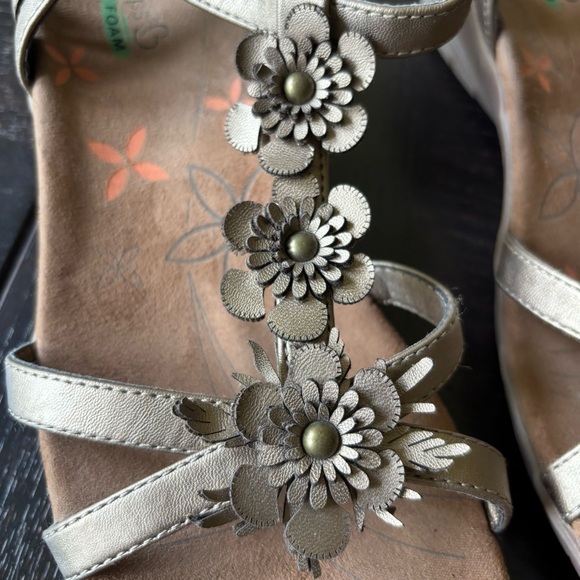 Baretraps 9 memory foam Hammond Bronze Strappy Floral low wedge heel Sandals - Picture 2 of 11